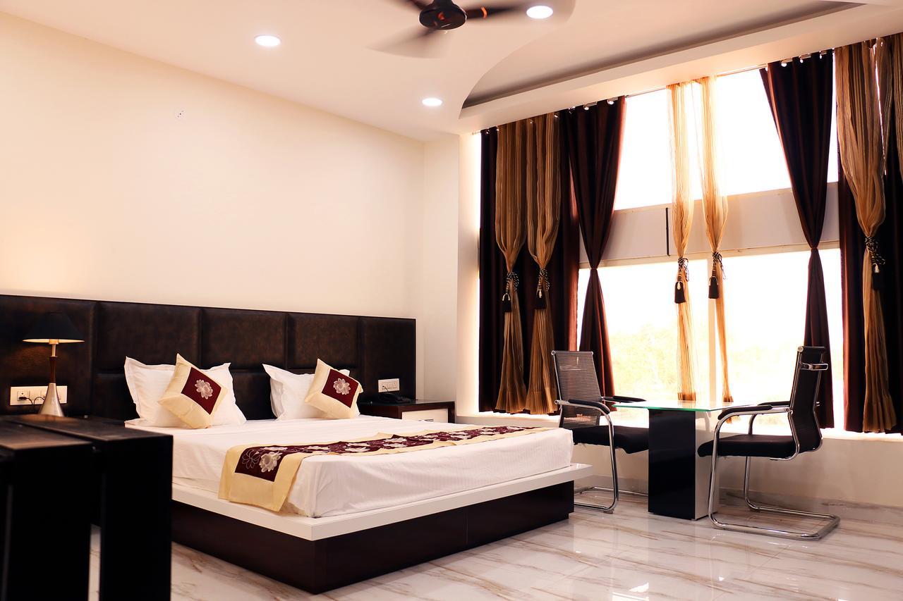 Hotel Neelam Moga Ludhiana Ngoại thất bức ảnh